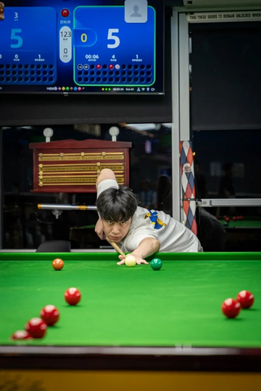 Player taking a snooker shot under iCUE AI scoring system
